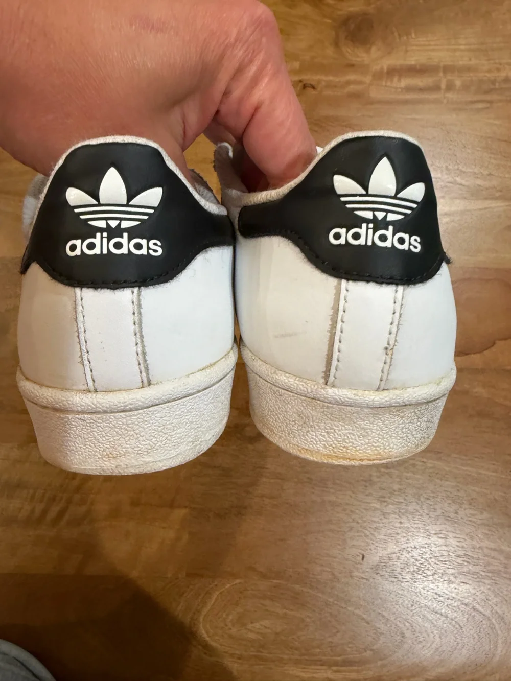 adidas ‘Superstar’ White Sneakers w/ Classic Black Stripes Men’s Size 6.5